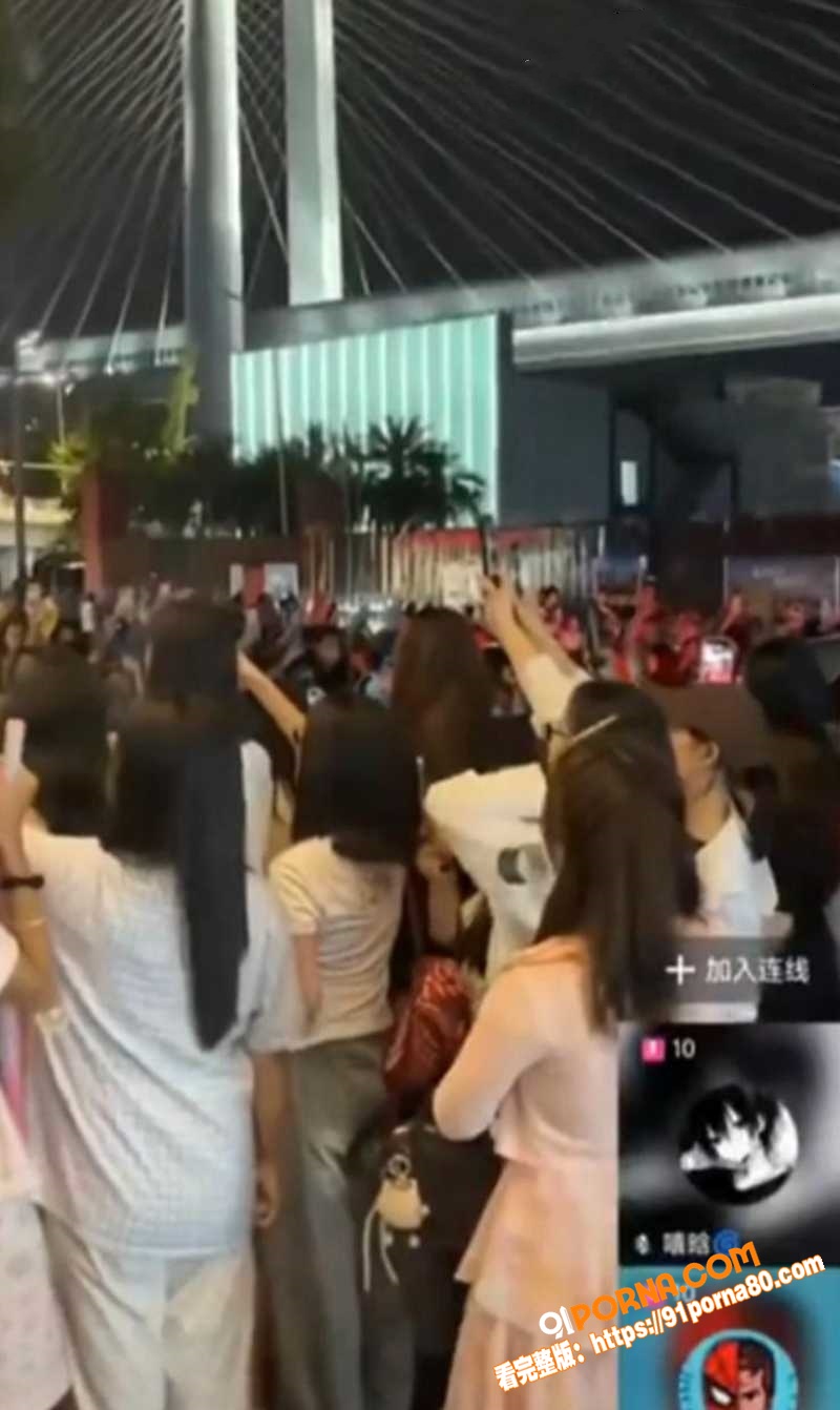时代峰峻应援现场 一名男...（4）