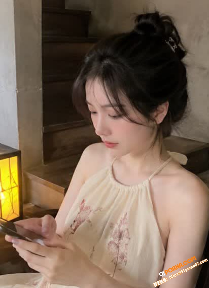 美艳少妇路边上演激情摸逼...（1）