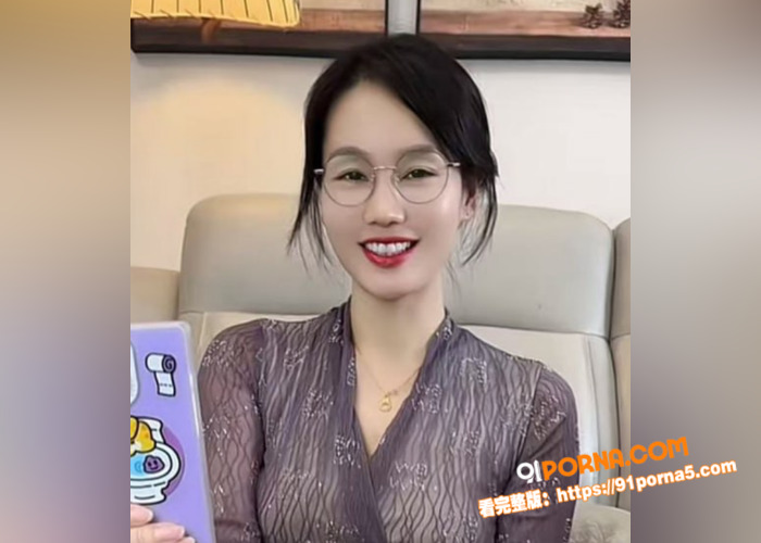 极品大奶眼镜女友与黄毛男...（2）