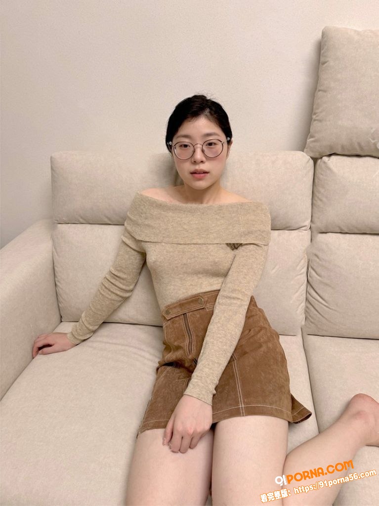 极品大奶人妻眼睛婊私拍泄...（3）