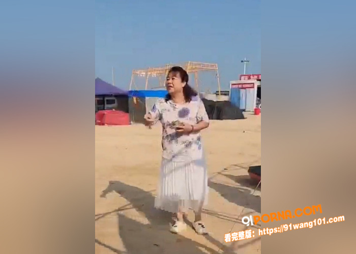 嘴欠的年轻小伙激怒大妈 ...（1）