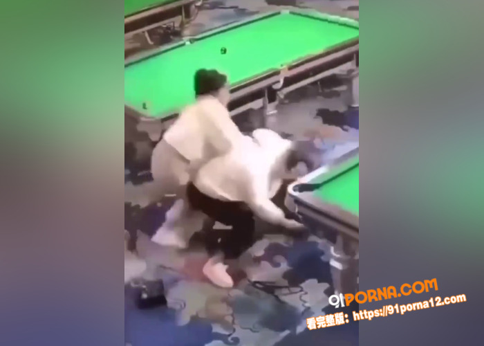 两精神小妹台球厅 一言不...（3）