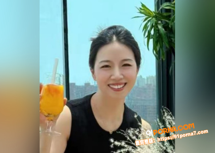 真实母子乱伦，妈妈穿着蕾...（1）