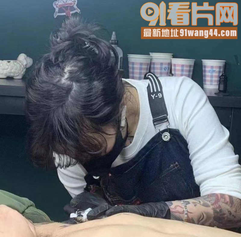 抖音网红纹身店老板娘 l...（1）