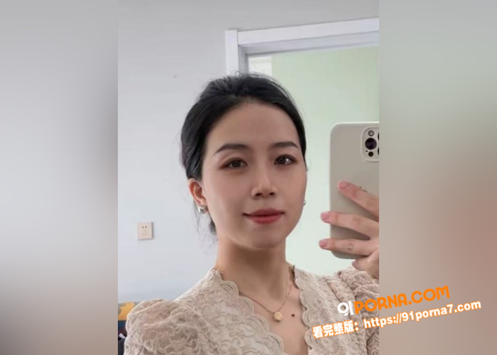 真实母子乱伦，妈妈穿着蕾...（2）
