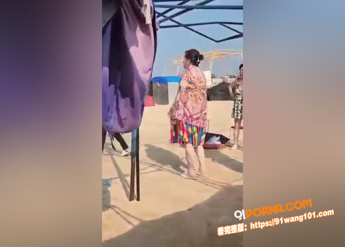 嘴欠的年轻小伙激怒大妈 ...（3）