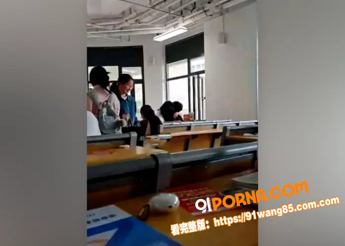 大学教室秒变偶像剧 学生...（2）