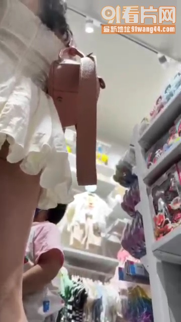街头抄底偷拍！高颜值白丝...（7）