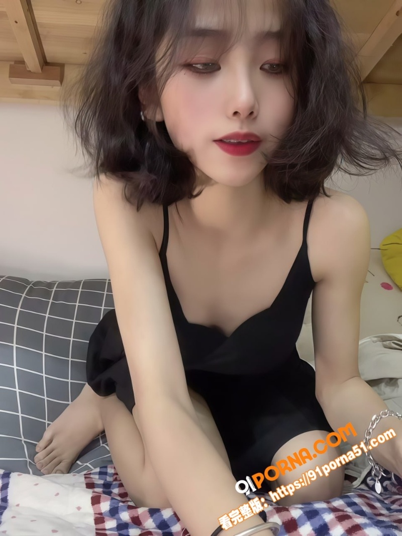 卷发风骚短发学生妹宿舍自...（1）