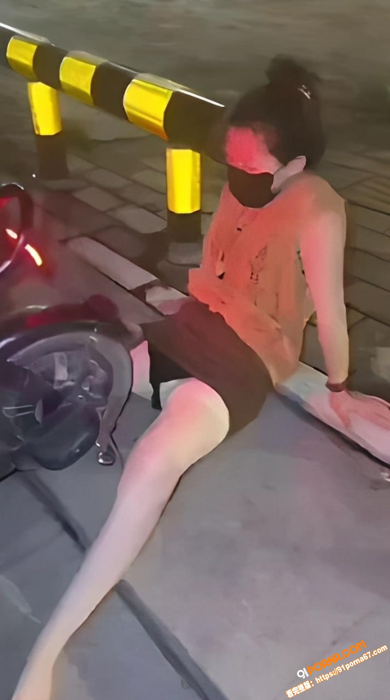 美艳少妇路边上演激情摸逼...（4）