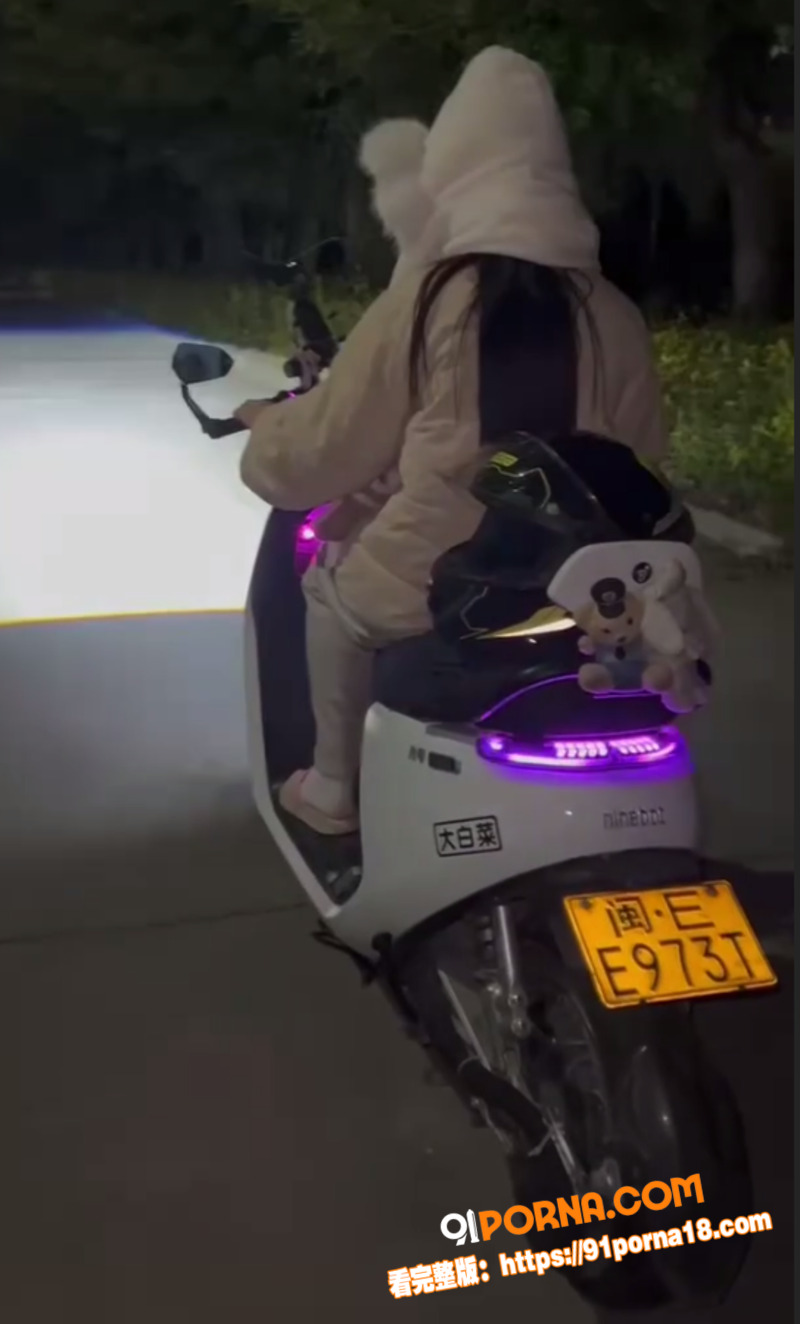 黄毛骑九号电动车带妹狂飙...（13）
