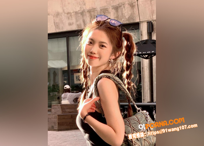 高颜值精神小妹满身纹身，...（2）
