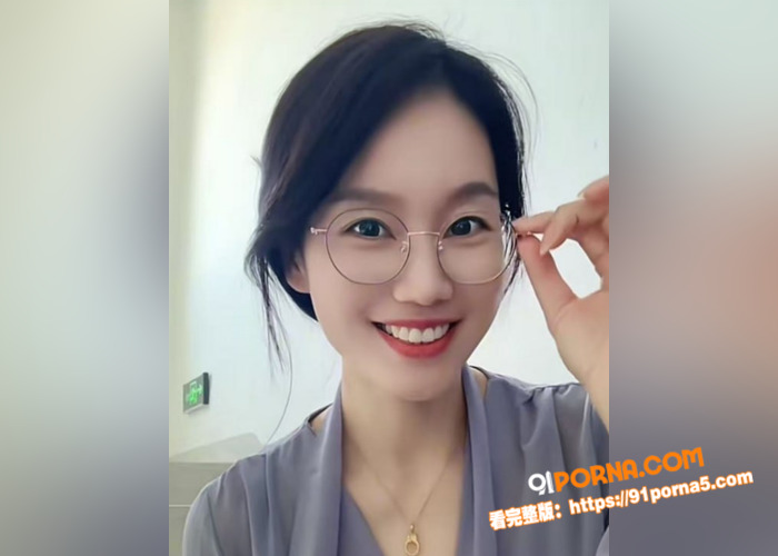 极品大奶眼镜女友与黄毛男...（1）