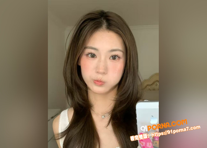 高颜值嫩妹拉着闺蜜下海直...（1）