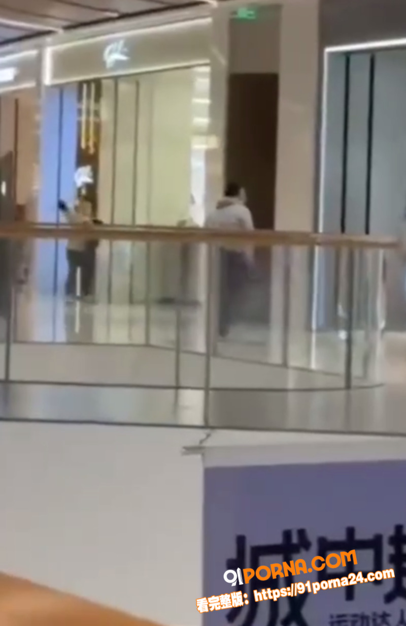 南昌万象城惊魂！男子无故...（6）