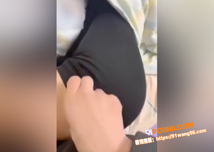 姐姐看小说睡着了 弟弟直...（1）