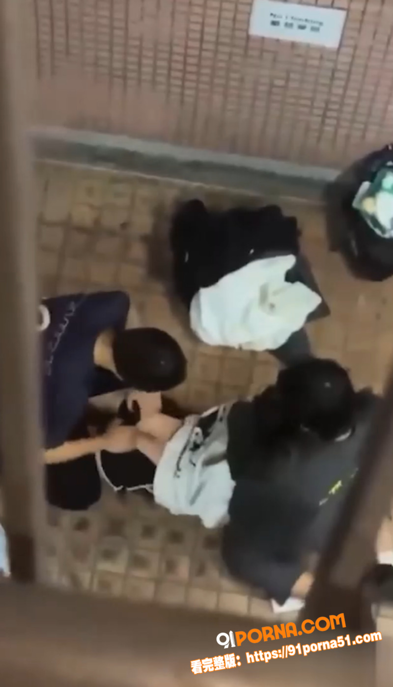 香港屋苑天台3P派对曝光...（12）