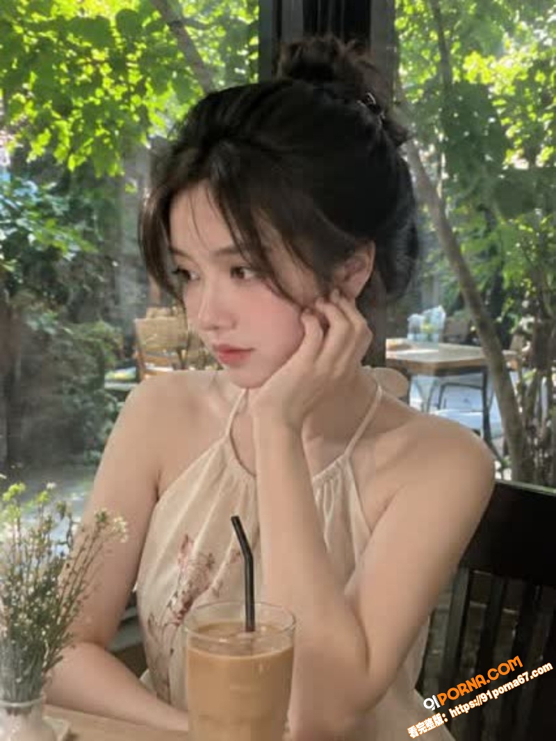 美艳少妇路边上演激情摸逼...（3）